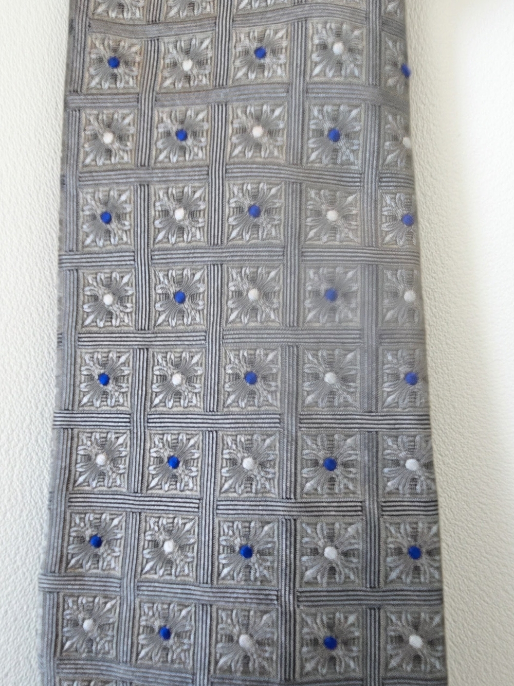 Robert Talbott's Gray Geometric Patterned White & Blue Dot 100% Silk Mens Tie - Picture 3 of 7